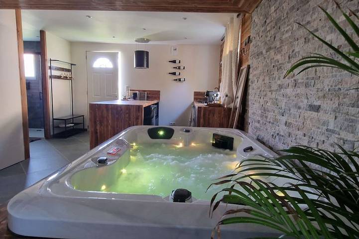 Appartement de vacances pour 2 personnes, avec jacuzzi ainsi que jardin et terrasse