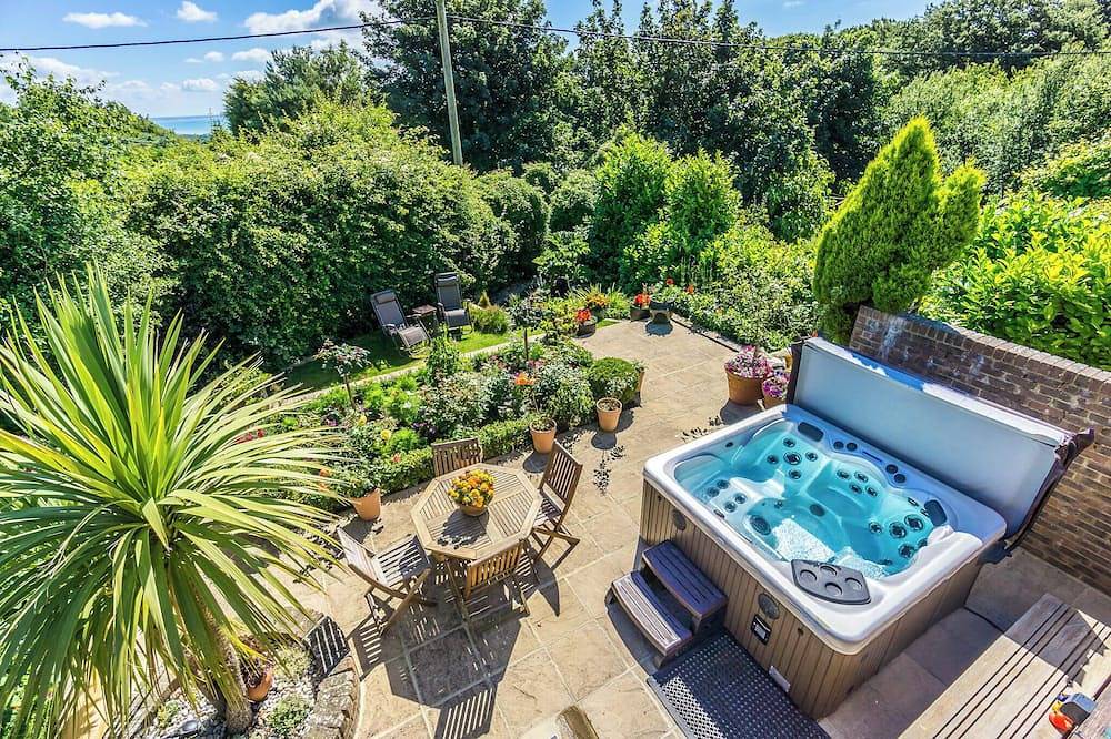 Entire apartment, Sea View Studio Flat with heated indoor pool & spa, countryside location in Fairlight, East Sussex