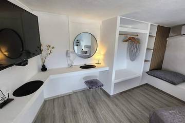 Holiday Apartment for 2 People in Firostefani, Thera, Photo 3
