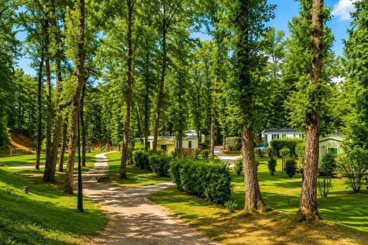 Bungalow pour 6 personnes, avec jardin ainsi que terrasse et piscine - 1