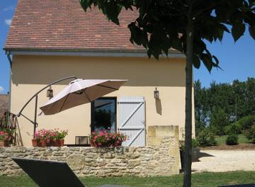 Gîte pour 2 personnes, avec jardin ainsi que terrasse et piscine dans 