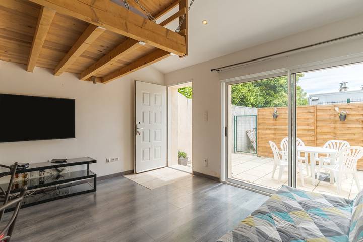 Holiday Home 'Studio Cosy Avec Mezzanine Et Terra' with Shared Pool, Wi-Fi and Air Conditioning in Mallemort, Arles region