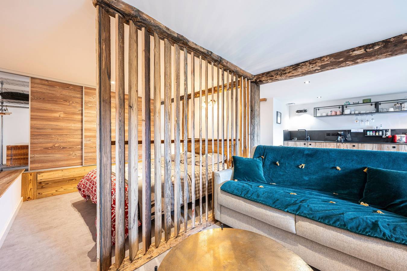 Entire studio, Studio 'Le Petit Érable - Mont Blanc View' with Mountain View, Private Terrace and Wi-Fi in Villard-sur-Doron, Albertville region