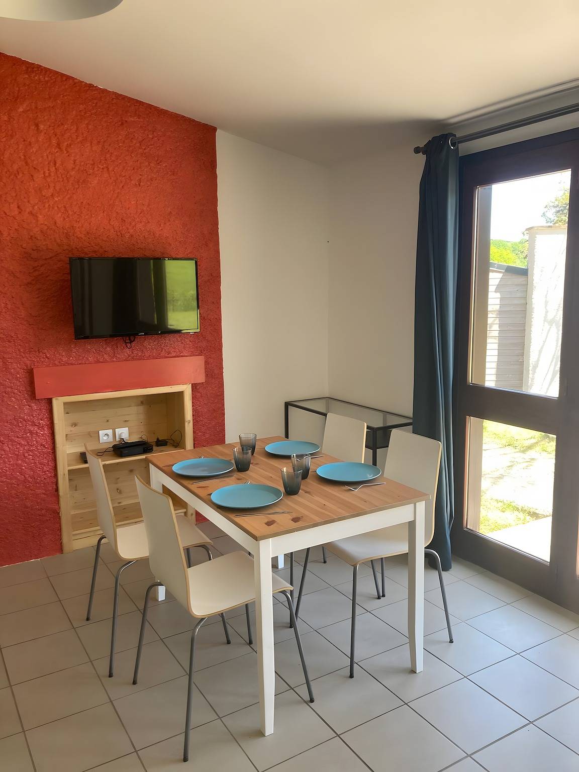 Holiday Home 'Joli Gîte Rouge Au Bord Du Lac' with Shared Terrace, Shared Garden and Wi-Fi in Saint-Rémy-sur-Durolle, Livradois-Forez Regional Nature Park