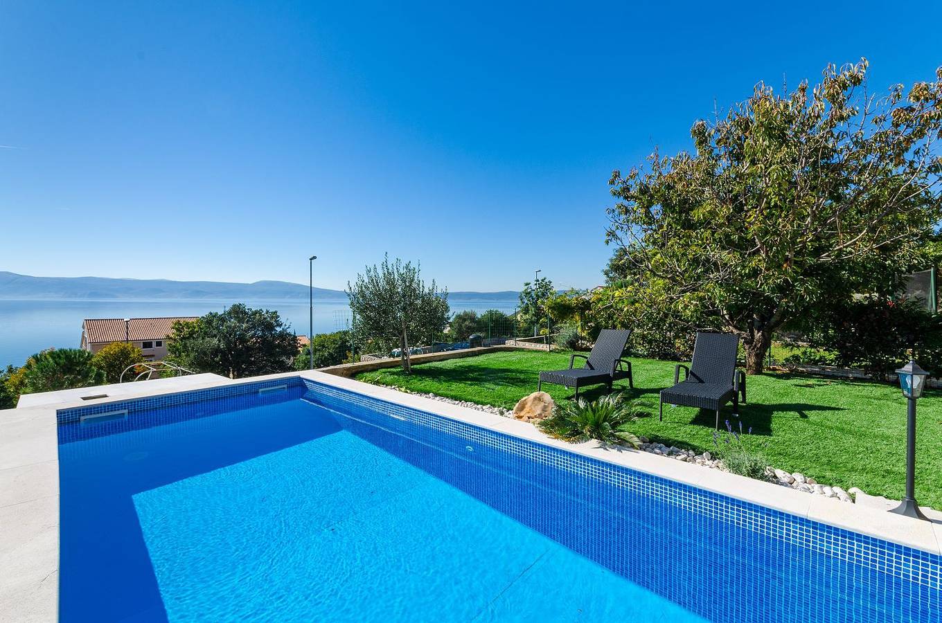 Ganze Wohnung, Lichtdurchflutete Penthousewohnung nur 300 Meter zum Strand mit Meerblick, Pool, Grill in Novi Vinodolski, Primorje-Gorski Kotar