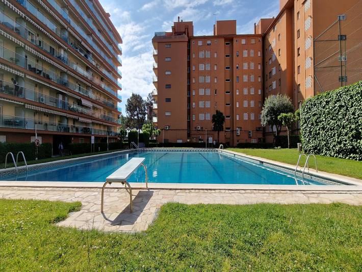 Apartamento para 4 personas, con piscina además de jardín y balcón, Se admiten mascotas en Santa Susana