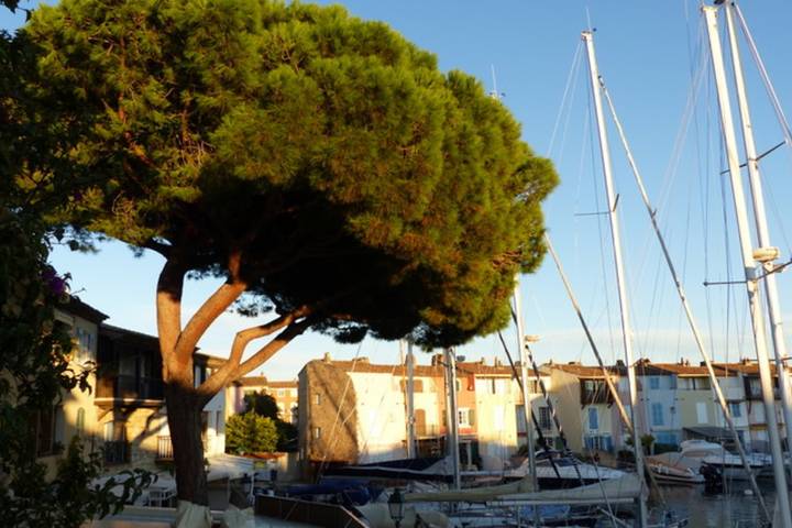 Location de vacances pour 6 personnes, avec balcon, adapté aux familles dans Port Grimaud