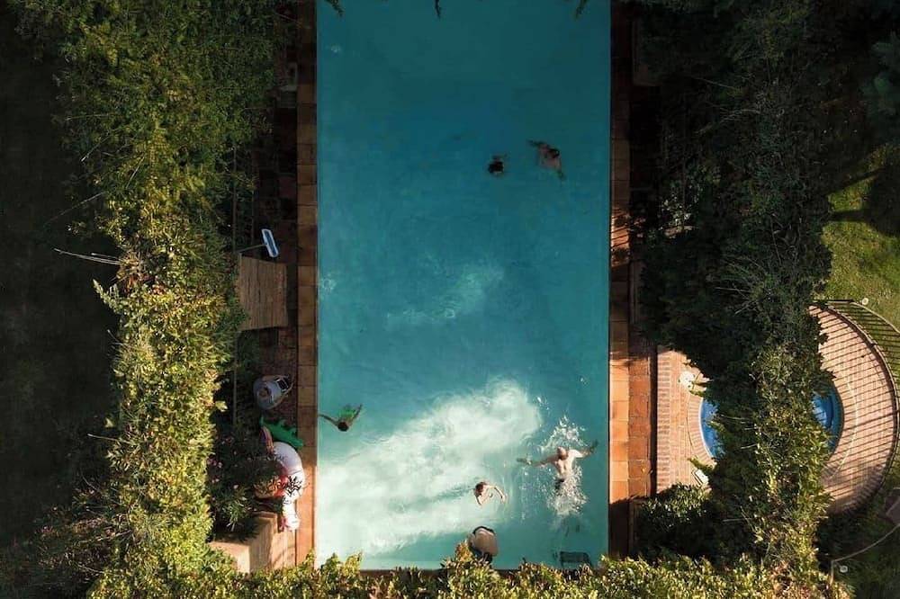 Grande Maison, avec piscine et jardin au cœur des vergers. in Castelsarrasin, Tarn-et-Garonne