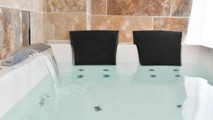 Cottage pour 2 personnes, avec jardin et jacuzzi ainsi que sauna et terrasse à Alès