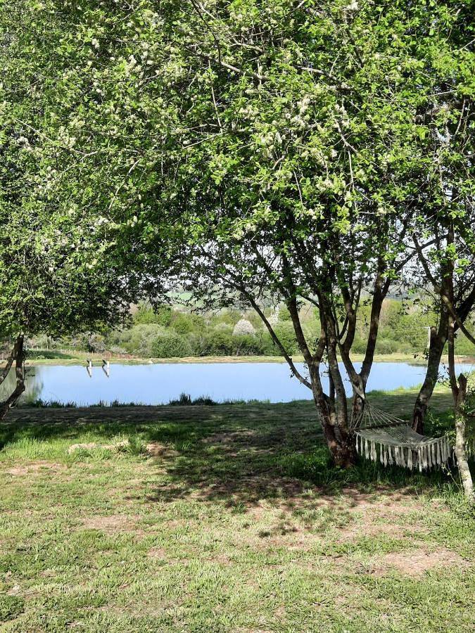 Location de vacances pour 4 personnes, avec vue sur le lac et vue ainsi que piscine et jardin, animaux acceptés à Lubersac