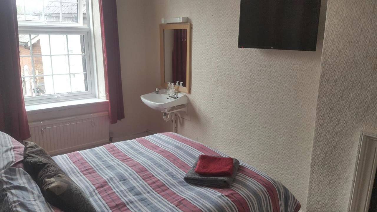 Double Room with Shared Bathroom in Tiverton, Devon