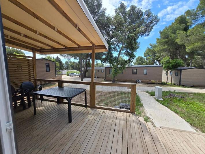 Camping pour 6 personnes, avec Terrasse et Jardin ainsi que Bassin pour enfant et Piscine