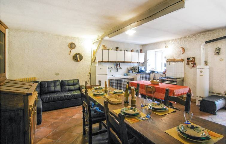 Appartamento di 150 mq con terrazza e parcheggio in Varese Ligure, Provincia di La Spezia