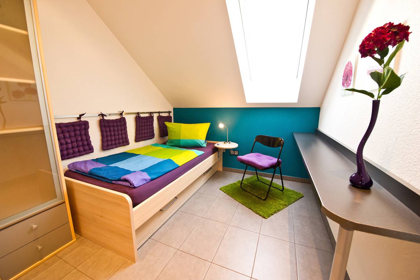 Ganze Ferienwohnung, Longstay-Wohnung mit Dachbalkon zum Garten - ruhig, modern mit Parkplatz in Bensheim, Bergstraße