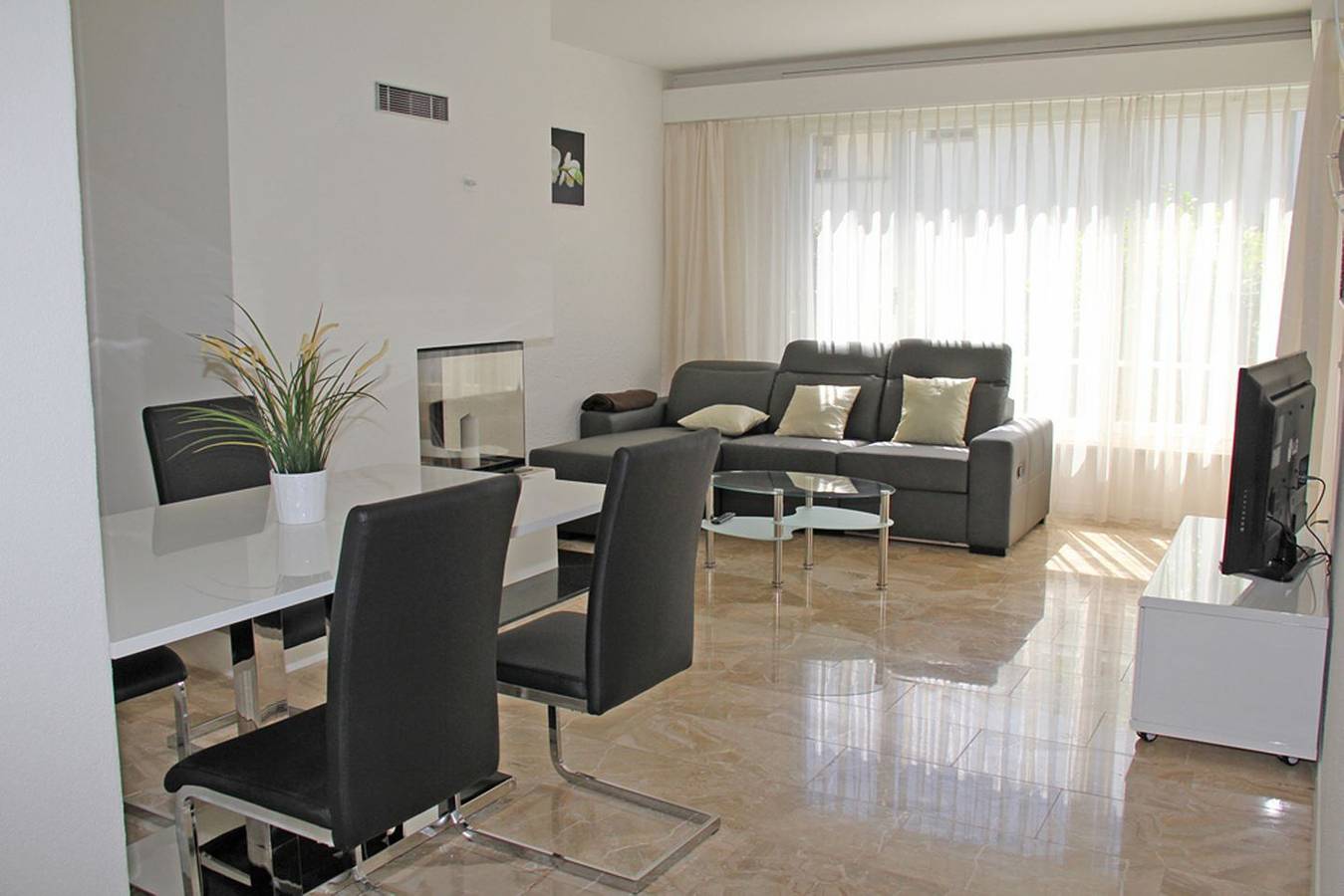 Entire apartment, Moderne Wohnung in Appartementhaus mit Hallenbad an sonniger Lage am Dorfrand. in Ascona, Ticino Alps and Verbano