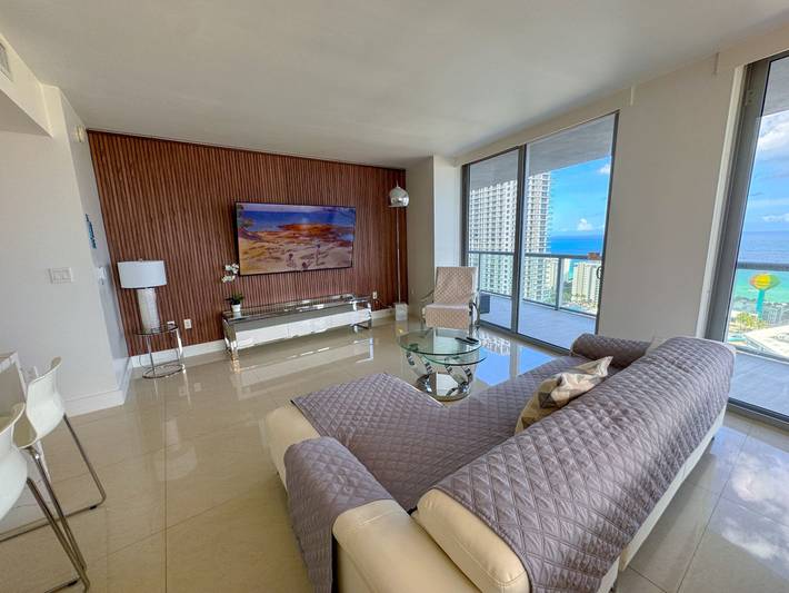 Vacation rental for 6 people, with balcony and pool, kid friendly in Hallandale Beach