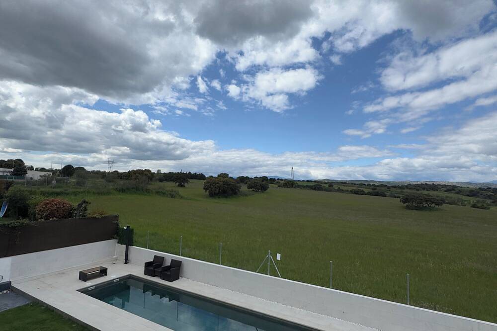 Villa for 6 persons, private pool and barbecue 20min from the capital city in Villanueva del Pardillo, Madrid Province