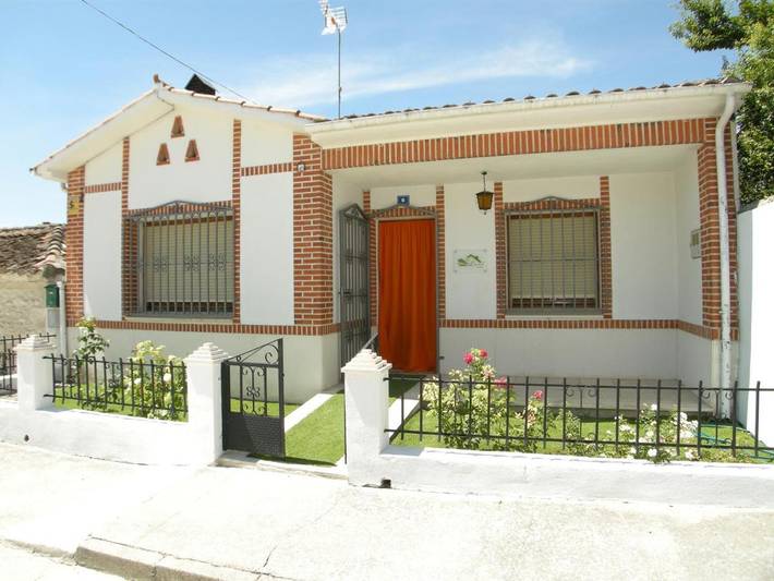 Casa de vacaciones para 6 personas, con terraza además de vistas y jardín, Se admiten mascotas en Tierra de Pinares (Cuéllar)