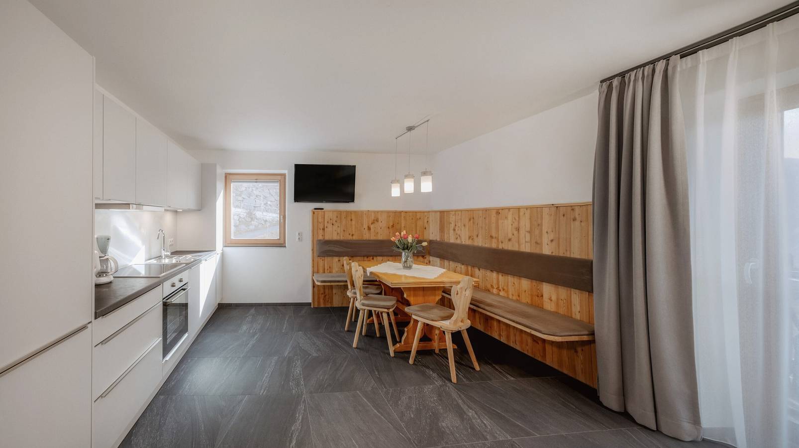 Ganze Wohnung, Ferienwohnung 'Vernalhof Apt Sunnaseit' mit Bergblick, Gemeinschaftsterrasse und Wlan in Schluderns, Saldurkamm