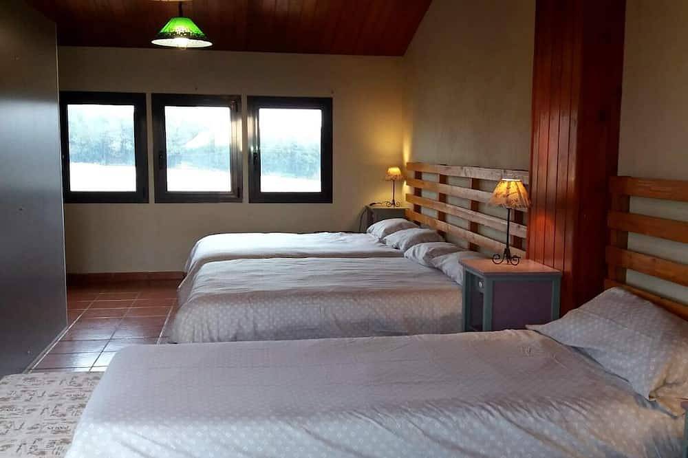 Cómoda casa cerca de Banyoles. Amplio espacio con barbacoa i piscina privada. in Fontcuberta, Pla de l'Estany