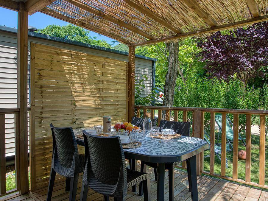 Flower Camping Le Tiradou - Mobilheim 4 personen - Premium O'Hara 29-31m² (2Sch-4Pers) + Halbüberdachte Terrasse + Klima + Lv + Tv in Saint-Vincent-de-Cosse, Périgord Noir