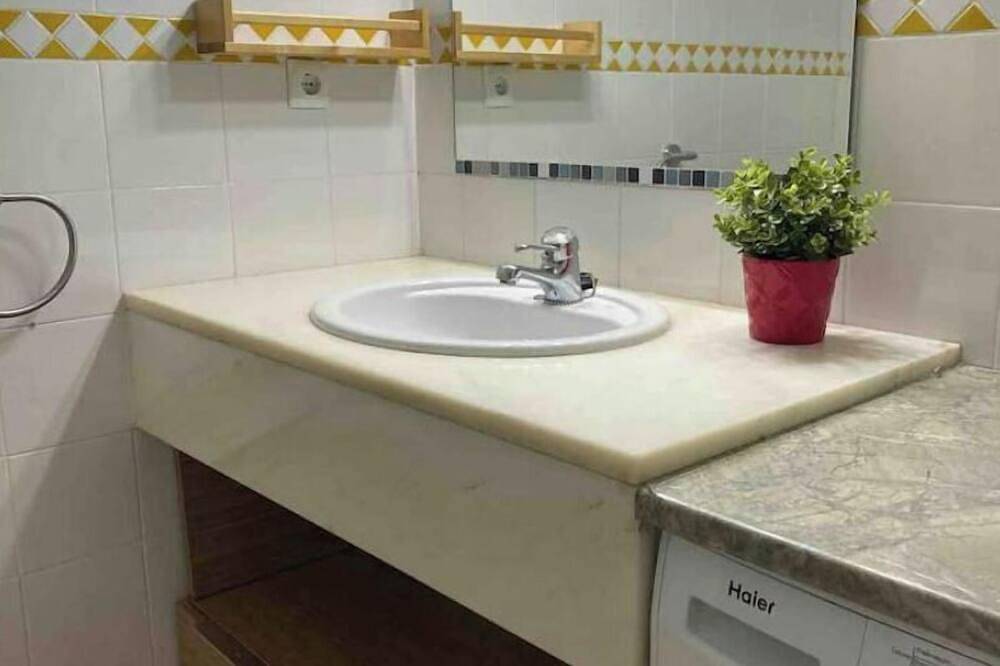 Apartamento entero, Disfrutar el Centro. Piscina. Gastronomia. Wifi in Tarrasa, Interior de Barcelona