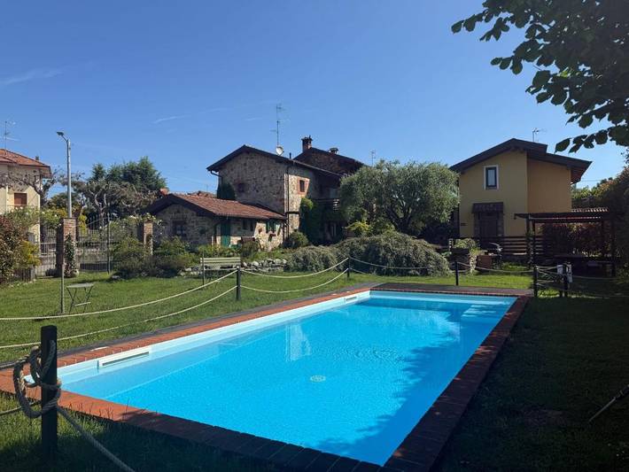 Chambre d’hôte pour 2 personnes, avec Balcon et Terrasse ainsi que Jardin et Piscine à Veruno