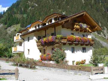 Ferienwohnung für 4 Personen, mit Ausblick und Garten sowie Balkon, kinderfreundlich in Neustift im Stubaital