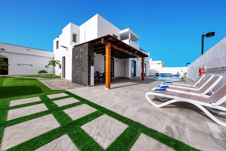 Villa for 9 people, with Balcony and Terrace as well as Garden in Parque del Rey