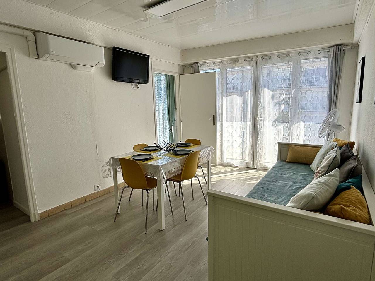 Entire apartment, Cozy 2-room apt, 4 guests, 100m to beach, Ac, balcony, pets allowed in La Côte Vermeille, Argelès-sur-Mer