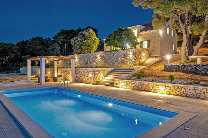 Villa for 12 people, with pool and garden, with pets in Brac