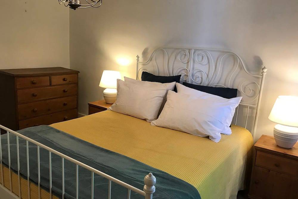 Rustic simplicity, comfort, sublime views and spectacular pool! in Cordes-sur-Ciel, Albi region