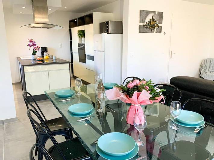 Location de vacances pour 6 personnes, avec jardin à Genas