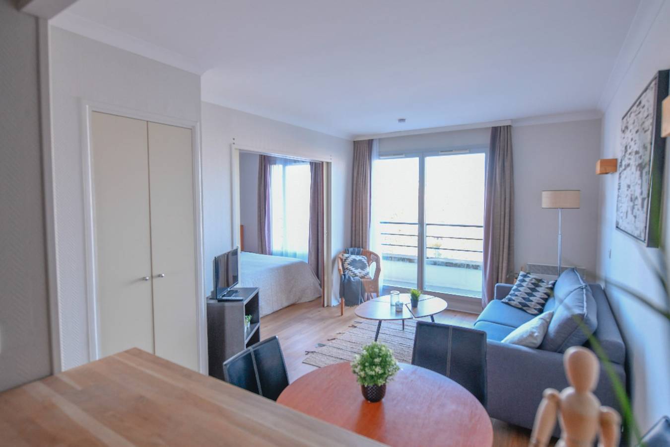 Appartement entier, Lumineux avec balcon aux Buttes Chaumont in Paris, Île de France
