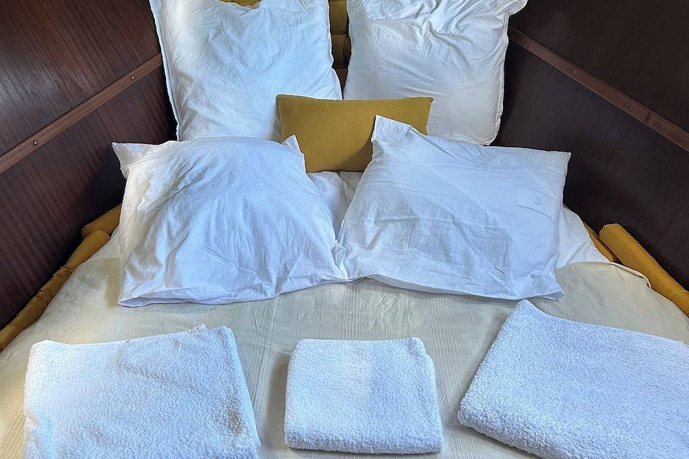 Séjour insolite sur un bateau au pays des impressionnistes in Louveciennes, Yvelines