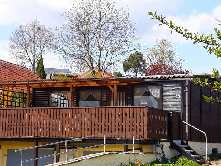 Bungalow für 4 Personen, mit Balkon und Terrasse sowie Garten und Seeblick