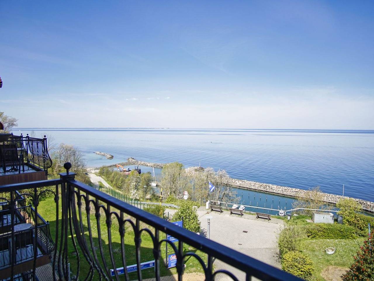 Ganze Ferienwohnung, Haus am Meer - Ferienwohnung mit traumhaftem Meerblick - Haus am Meer Fewo 12 in Lohme, Nationalpark Jasmund