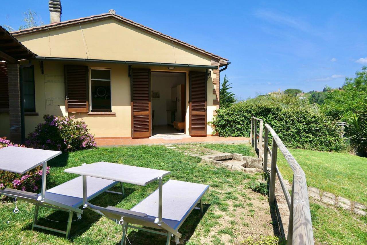 Isa-Chalet Elena in Montescudaio, with air conditioning, on the ground floor with fenced garden in Montescudaio, Etruskische Küste