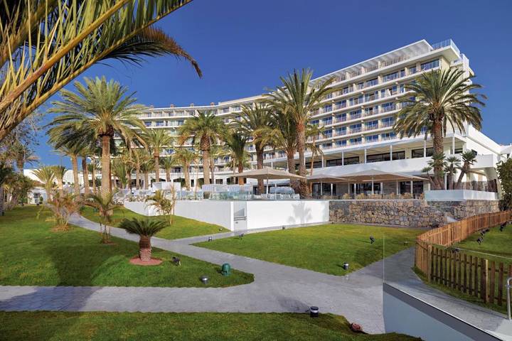 Hôtel pour 4 personnes, avec bassin pour enfant et jardin ainsi que sauna et piscine