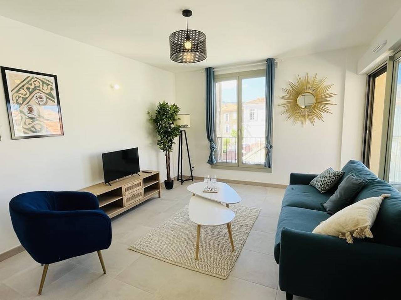 Entire apartment, Calvi: Modern 2-Br Apartment, Sea Views, Near Beach, Parking Included in Calvi, Calvi region