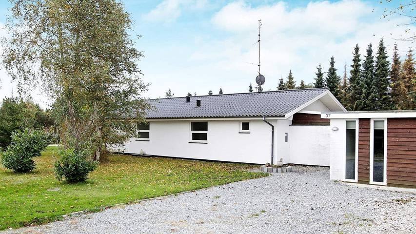 Ferieudlejning for 11 personer, med jacuzzi og terrasse såvel som pool og sauna, husdyr tilladt på Sjælland