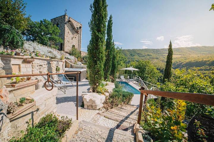 Ferienhaus für 6 Personen, mit Balkon und Whirlpool sowie Terrasse und Garten