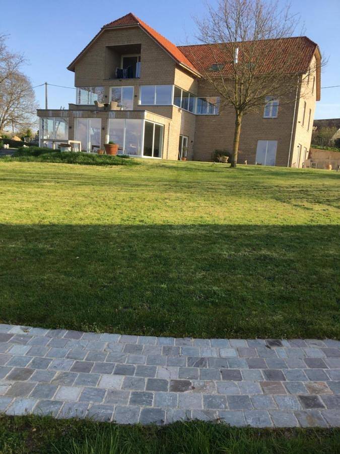 Location de vacances pour 2 personnes, avec jardin et piscine ainsi que vue et terrasse à Couleuvre - 4