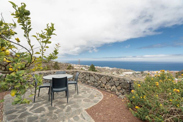 Casa de vacaciones "Candelaria" con vistas a la montaña y al mar, piscina, terraza y Wi-Fi in Las Longueras, La Guancha