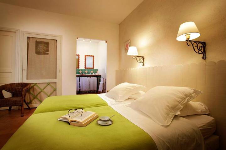 Chambre d’hôte pour 4 personnes, avec Balcon et Terrasse ainsi que Jardin et Bassin pour enfant à Saint-Bris-des-Bois