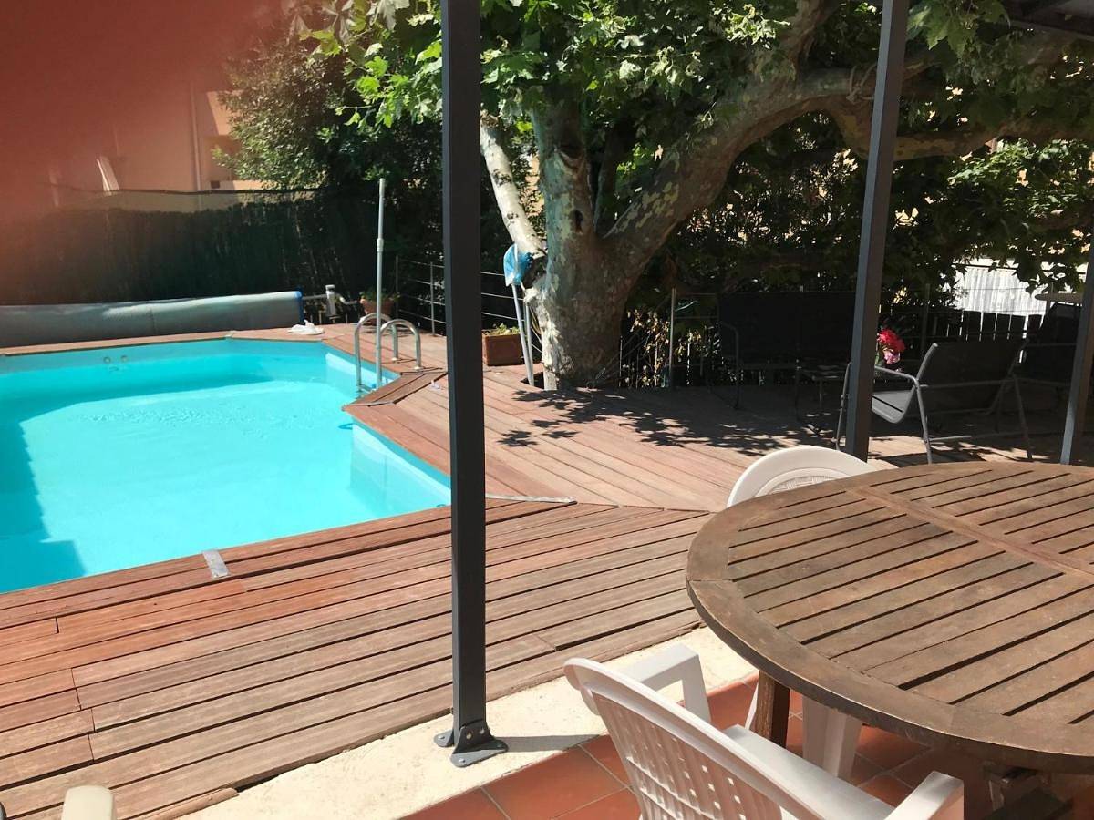 Chambre climatisée avec sdb privée dans une villa avec piscine ouverte d'avril à mi octobre in Marsella, Costa mediterránea (Francia)