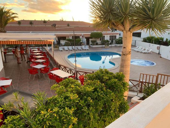 Apartamento para 4 personas, con piscina para niños y piscina además de terraza y jardín, Se admiten mascotas en Costa Adeje