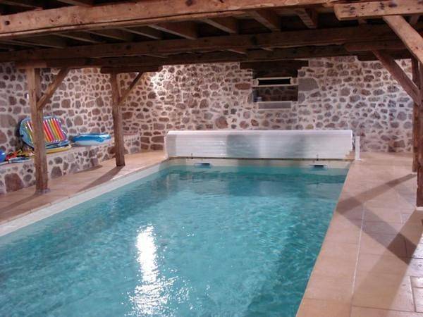 Location de vacances pour 5 personnes, avec jardin ainsi que piscine et terrasse à Labesserette