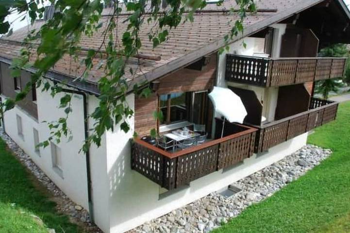 Ferienwohnung für 6 Personen, mit Sauna und Balkon sowie Pool in Obersaxen