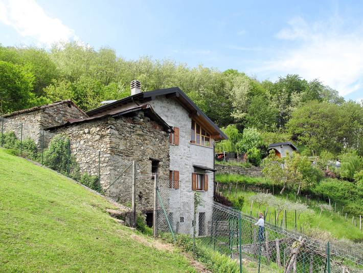 Ferienhaus für 2 Personen, mit Terrasse und Garten sowie Seeblick in Cremia